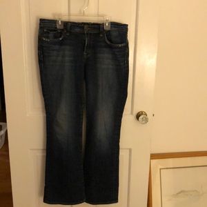 Lucky Jeans 10/30 short inseam jeans are super stylish and comfy too!